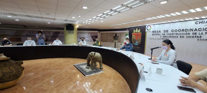 A FAVOR DE NIÑAS Y MUJERE